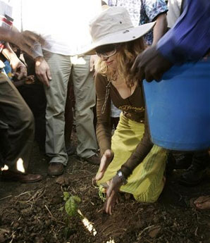Madonna plants a tree at Katawa clinic in Kazembe village outside Lilongwe