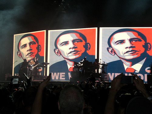 Madonna honouring Obama @ San Diego (picture by versayse @ MadonnaTribe)