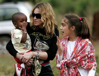 Madonna in Malawi with David & Lola in April 2007