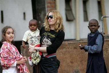 Madonna in Malawi with David & Lola in April 2007