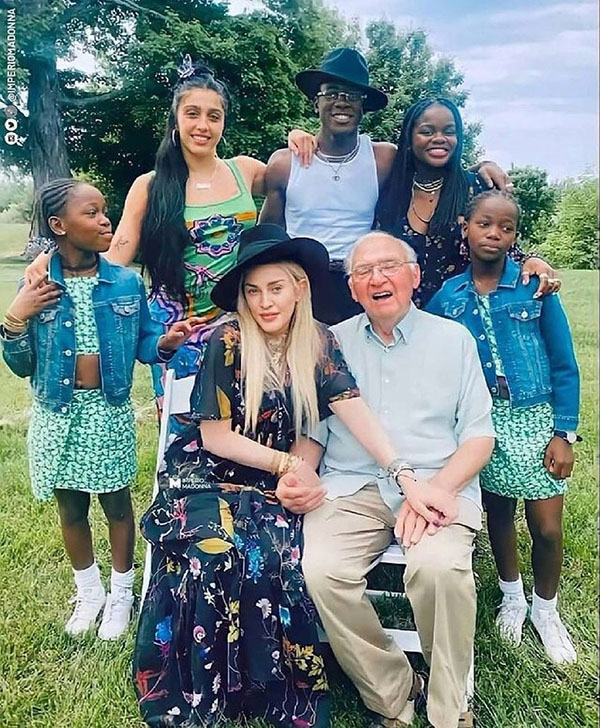 Madonna poses with her dad Tony and her children Lola, David, Mercy, Estere and Stella
